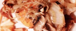 Schnitzel-met-gebakken-ui-en-champignons-en-gebakken-ei